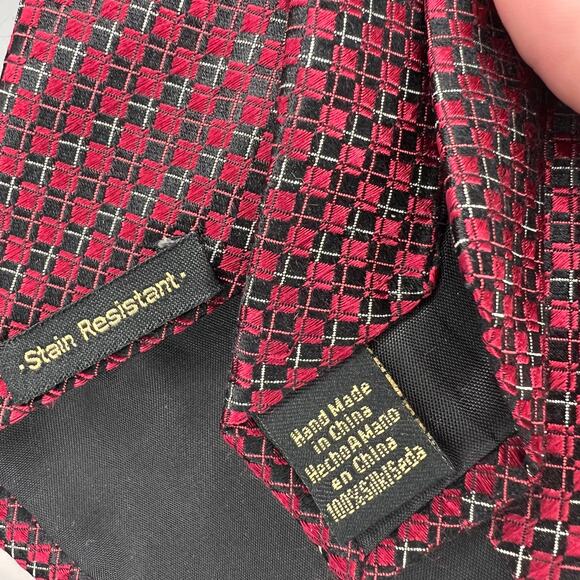 Van Heusen -Men’s Tie 60”-Long Red Black Geometric Design- Silk Handmade Necktie - Picture 3 of 5